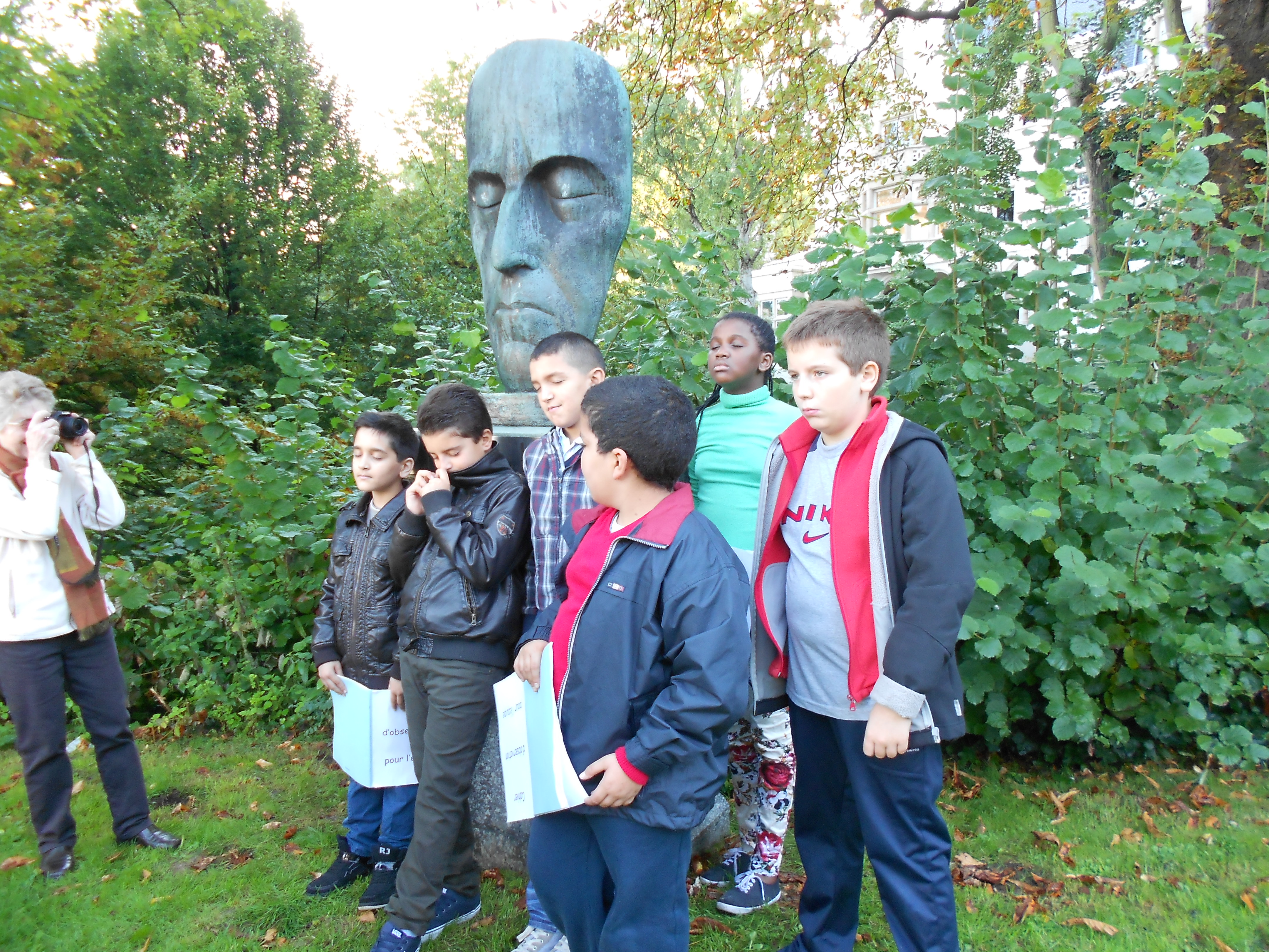 Les enfants imitent Charles Plisnier