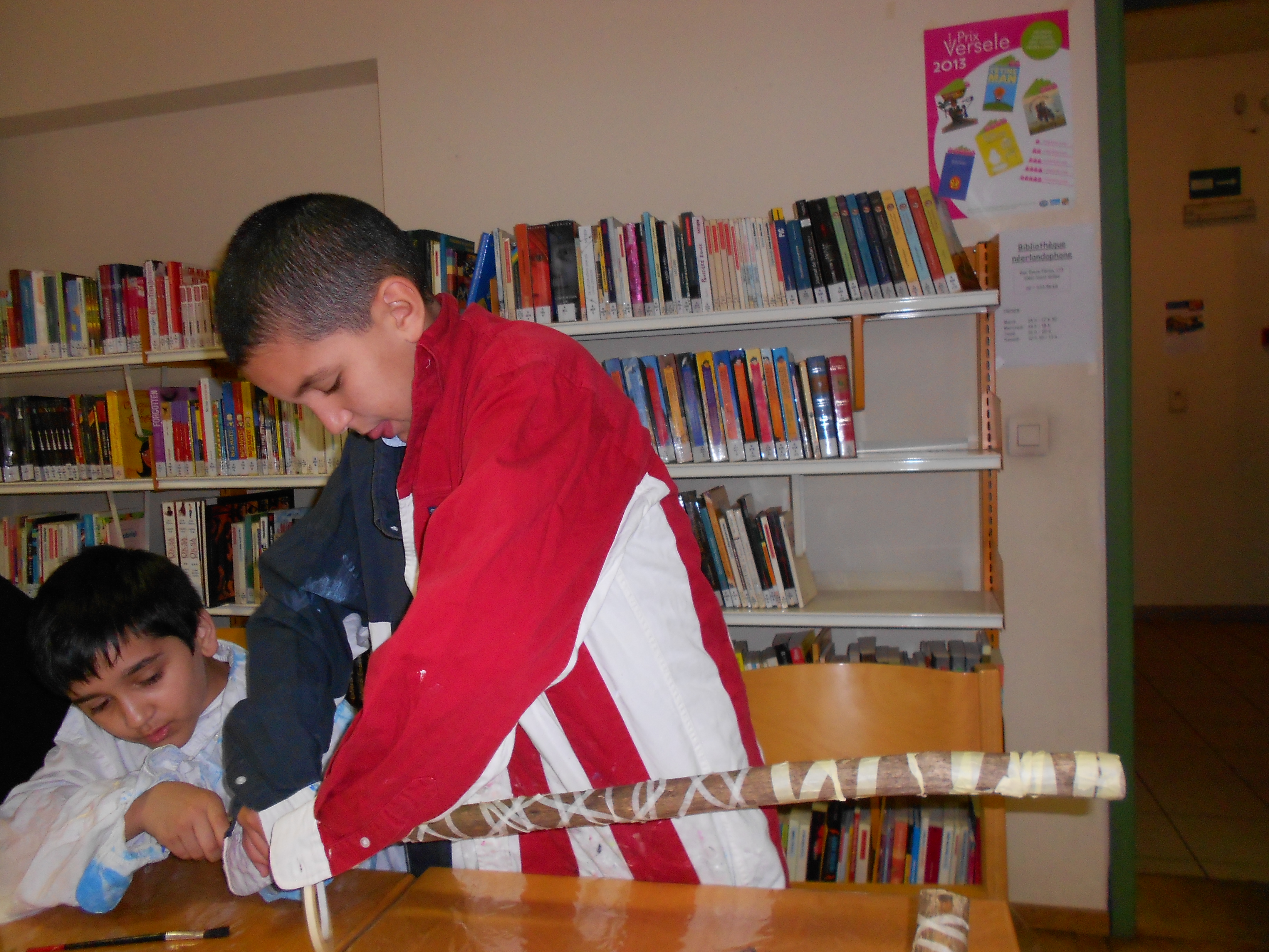 Réda et Emir peignent leur baton