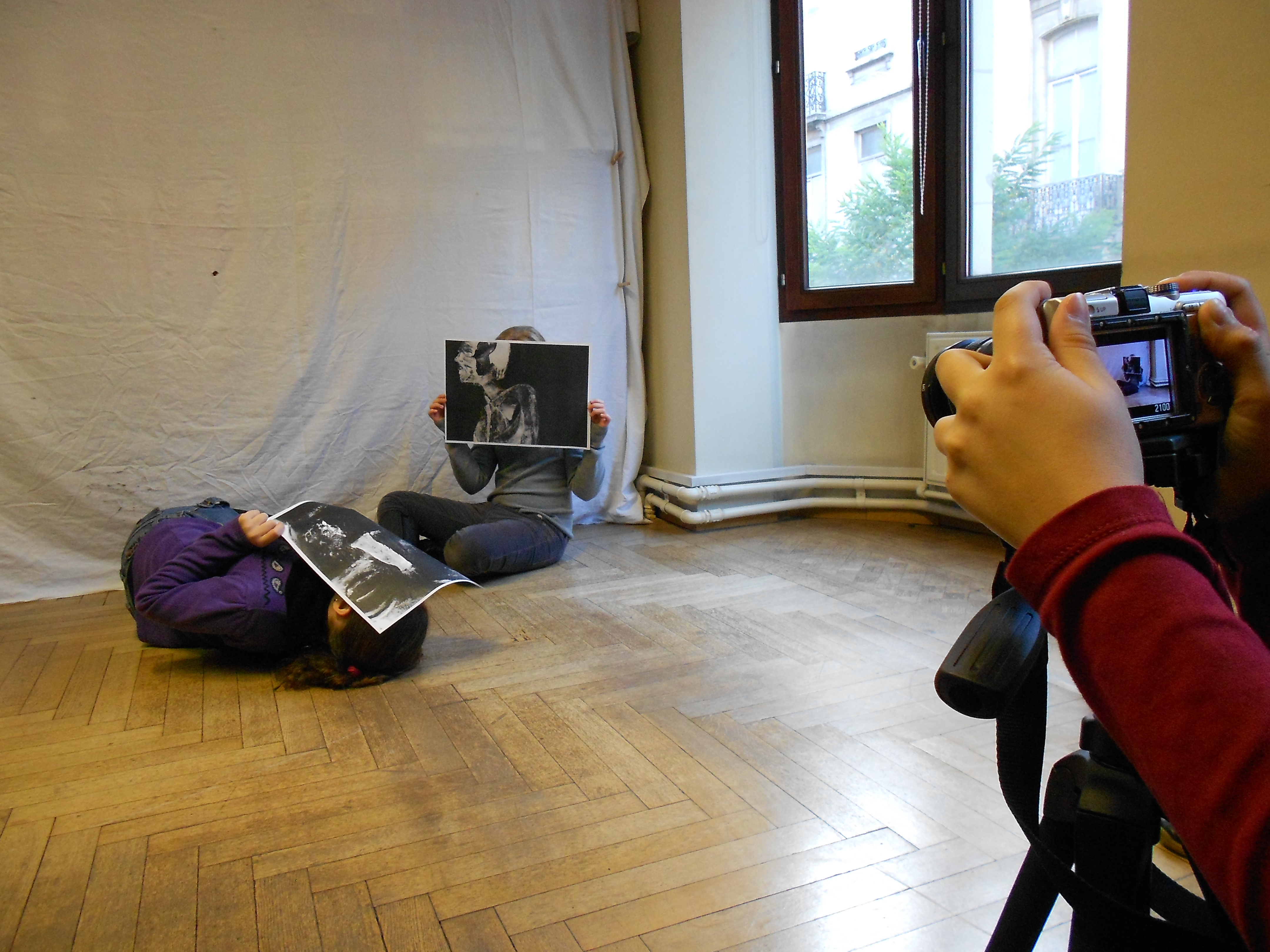 Pendant l'atelier photo, Sarah et Béatrice prennent la pose